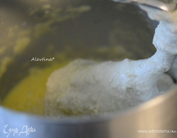 В кастрюльке растопить сливочное масло, снять с огня, добавить теплую воду, перемешать. Замес можно сделать вручную или использовать кухонный комбайн, насадка для дрожжевого теста спиральная или крючком. Влить в сухие ингредиенты маслянную жидкость, замесить. Добавить по яйцу, замесить.