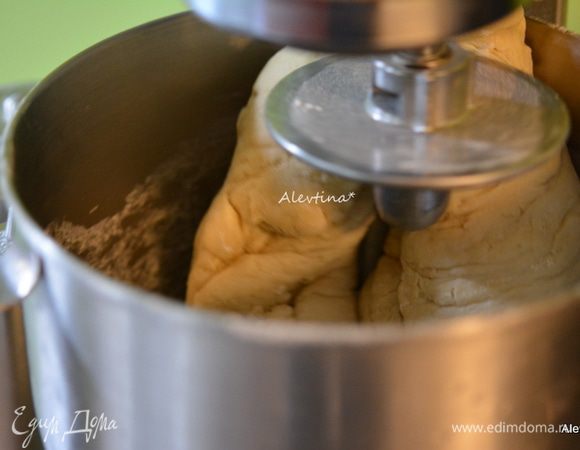 Теперь в замес добавляем по стакану муки, у меня ушло в итоге 2,5 стакана муки. Вручную вероятно будет 3 стакана. Тесто будет липким. Обминать вручную 6-8 мин. С техникой 4-5 мин.