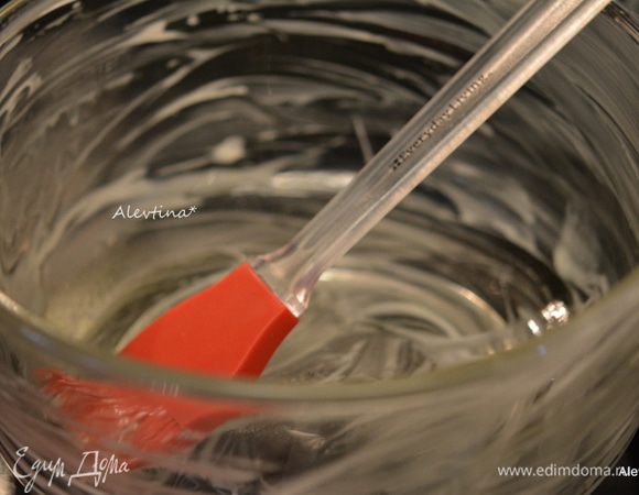 Стеклянную посуду смазать 2 ст. л. сливочного масла.