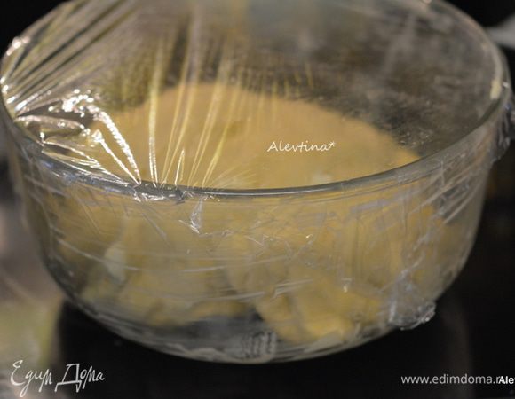 Переложить тесто в приготовленную тару. Накрыть пищевой пленкой и в теплое место на 1 час. Тесто поднимется вдвое.