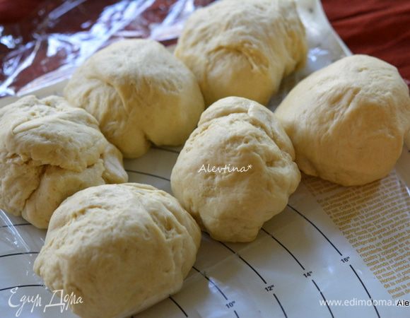 Разделить тесто на 6 равных частей.