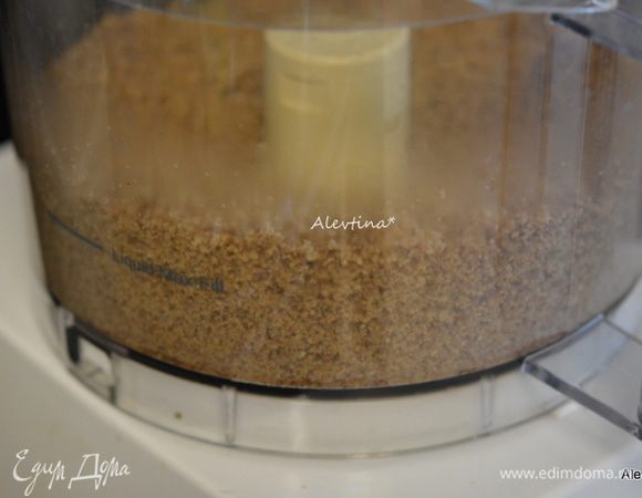 Пекан очищенный или грецкий орех размолоть с корицей и коричневым сахаром в крошку.