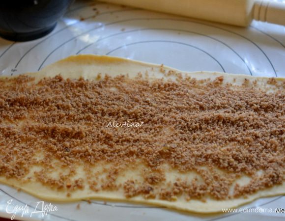 Выложить часть начинки ореховой.