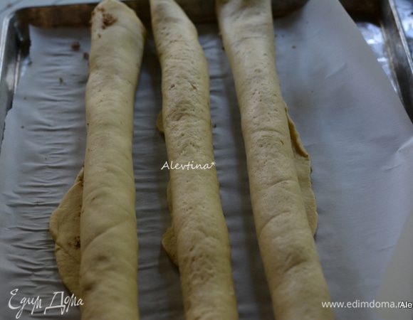 Так проделать с каждым куском теста. Три рулета выложить на противень с бумагой для выпечки.