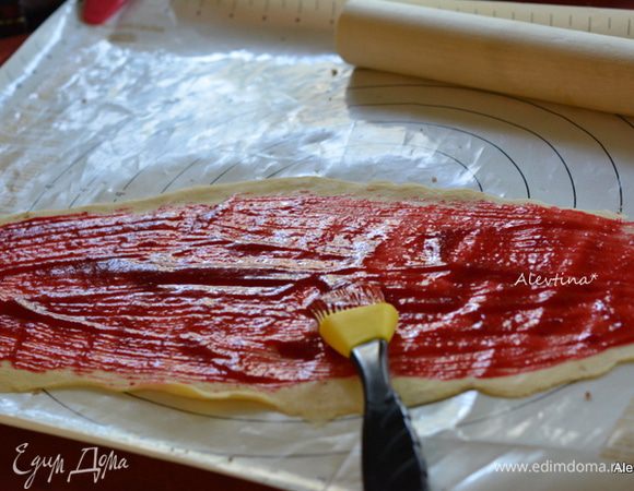 Также поступим с остальными кусками теста. Мне не хватило начинки на третий пласт, и я попробовала использовать клюквенный домашний соус.