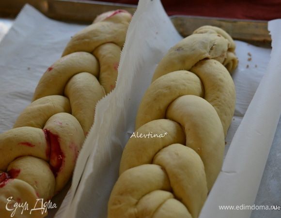 Сделаем вторую косу, положим две халы в теплое мето на 45 мин.