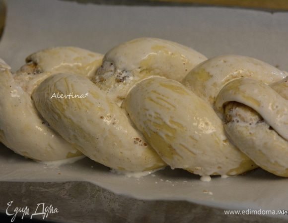 Смазать каждую халу сливками, так булка будет иметь легкий румянец, не горелый. Поставить в разогретую духовку на 160°C на 30-40 мин.