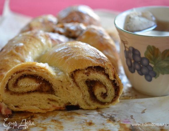 Достанем батоны из духовки, дать остыть 10 мин. Полить глазурью сверху, дать времени схватиться. Разрезать и подаем к столу.