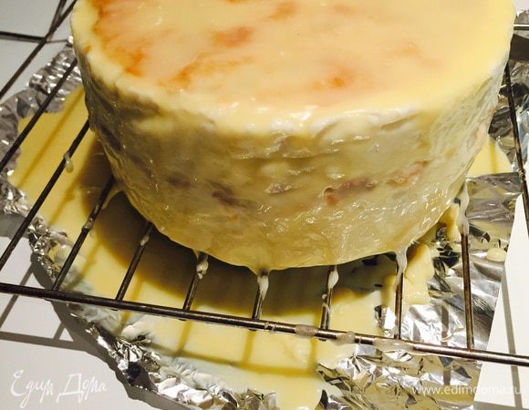 В принципе торт будет уже готов, но я решила еще и глазурью из белого шоколада покрыть.