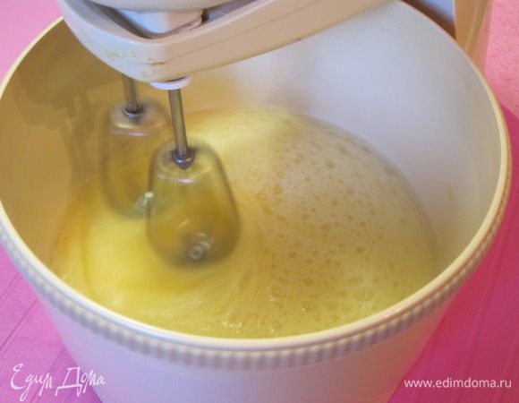 Торт состоит из шоколадного бисквита, орехового бисквита и безе. Классический рецепт бисквита. Для шоколадного бисквита разбить 5 яиц, взбивать 3 минуты. Я взбиваю целые яйца, а не отдельно белки и желтки. Пробовала взбивать белки и желтки по отдельности, потом перемешивать, мне не понравилось. Бисквит получается идентичный.