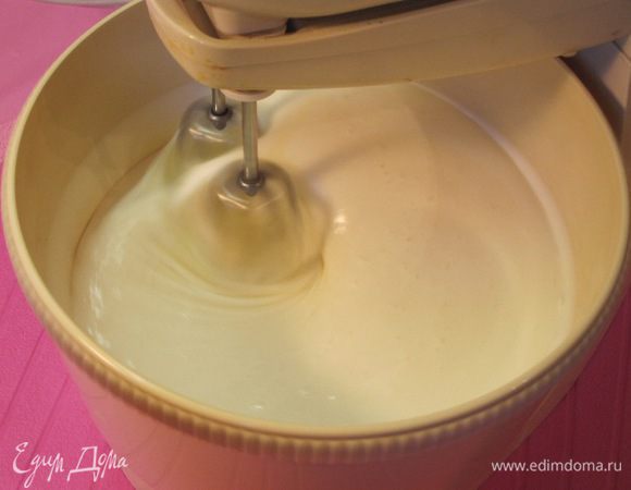Постепенно добавить 1 стакан сахара, взбивать миксером 8-10 минут, можно и меньше.