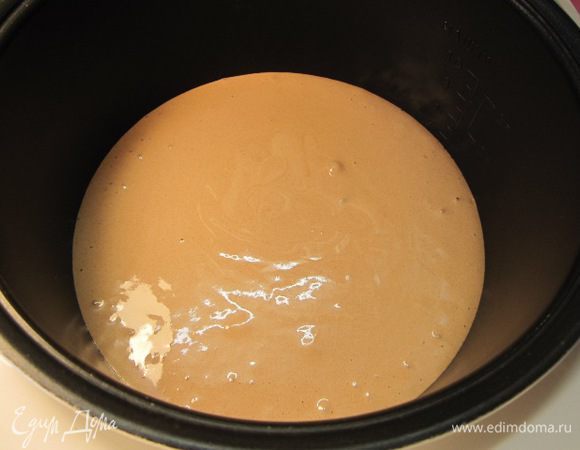 Тесто перелить в чашу мультиварки, дно выстелить бумагой для выпечки. Мне очень нравится, как печет бисквиты мультиварка. Бисквиты высокие, пышные, пропеченные. Моя духовка — "дама" капризная, хоть и навороченная. Когда печёт, за ней глаз да глаз нужен, только и смотрю, что в ней происходит, очень часто газ скачет. Мультиварка — серьезный агрегат, сама выпекает, проверять и открывать крышку не надо, все точно сделает.