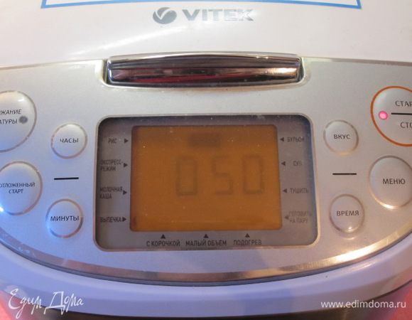 Выставить программу "Выпечка". У меня уже установлено 50 минут, и именно для этого бисквита нужно 50 минут.