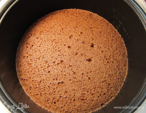 Я оставляю бисквит в выключенной мультиварке с закрытой крышкой на 10 минут, затем чашу вынимаю, накрываю полотенцем и оставляю до остывания.