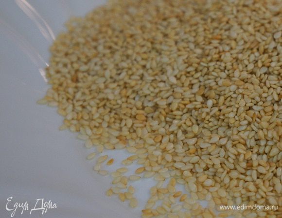 Для приготовления конфеток я делаю варёную сгущенку сама. Просто покупаю сгущёнку, в состав которой входит только молоко и сахар, а затем кладу банку в кастрюлю, заливаю водой и варю примерно 3 часа. Только нужно время от времени проверять наличие воды в кастрюле. Делаю так, потому что не нашла хорошей "варёнки" у нас в магазинах. 

Для начала обжарим на сухой сковороде кунжут до слегка золотистого цвета. Пересыпаем в тарелку, чтобы остыл.

