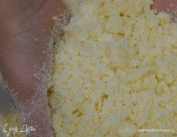 Сливочное масло выложить из холодильника, чтобы подтаяло при комнатной температуре.
Кукурузные палочки высыпать в сухую миску и сухими руками измельчить в крошку. Можно при помощи блендера, но моя помощника, конечно, отказалась.
Когда все палочки измельчены, добавить сухое молоко, перемешать.