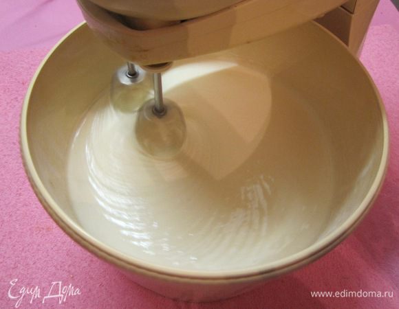 Для орехового бисквита взбить 5 яиц с 1 стаканом сахара.
