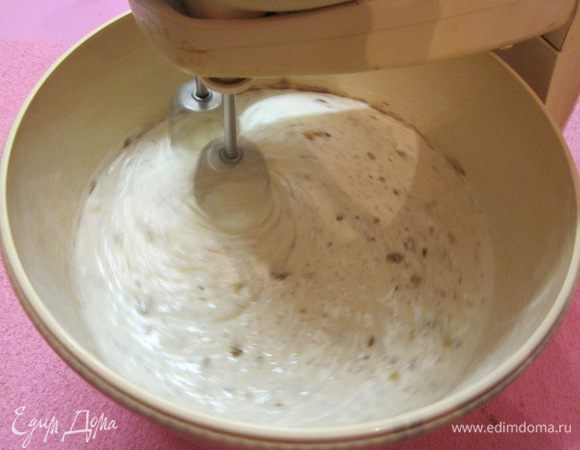 Добавить 1 стакан просеянной муки, 1,5 чайной ложки разрыхлителя и 100 грамм измельченных очищенных грецких орехов, перемешать.