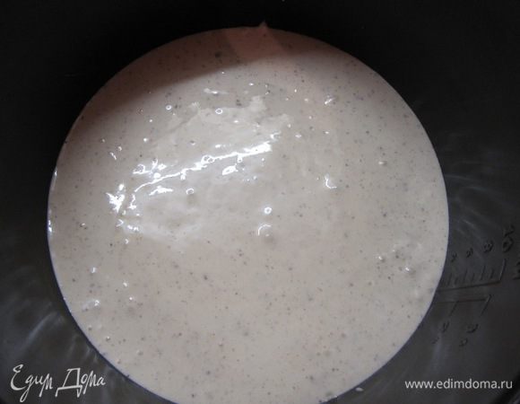 Чаша мультиварки уже отдохнула от шоколадного бисквита, чисто вымыта, дно застелено бумагой для выпечки и к работе готова. Вылить тесто в чашу мультиварки.