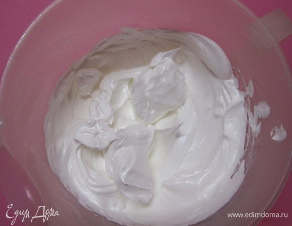 Для безе 4 охлажденных белка взбить с 0,5 стаканом сахара или сахарной пудрой.