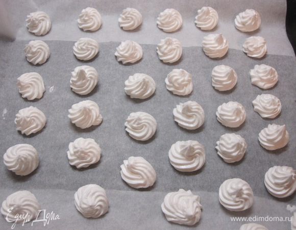 Отсадить на лист, выстеленный бумагой для выпечки, в виде маленьких шариков. У меня получилось 2 противня  безе. Выпекать 1,5-2 часа при 90°C с приоткрытой дверцей духовки.