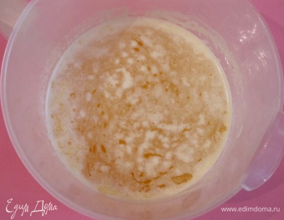 Технологию приготовления сливочного масла для крема я писала в комментариях к рецепту Светочки (Стеллы) "Бисквитный ореховый торт".    Теперь идет дубль 2. Вначале растопить сливочное масло на водяной бане.