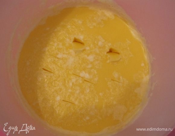 Поставить в морозильник на 45-60 минут до твердого застывания. Затем ножом проколоть в нескольких местах твердый слой.