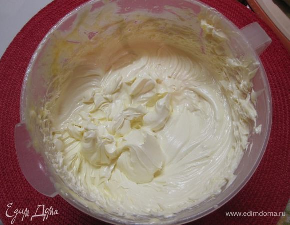 Оставить подготовленное масло при комнатной температуре до такого состояния, чтобы можно было взбить масло миксером. Взбить масло, затем постепенно добавить сгущенное молоко. Количество сгущенного молока можно регулировать по своему вкусу.
