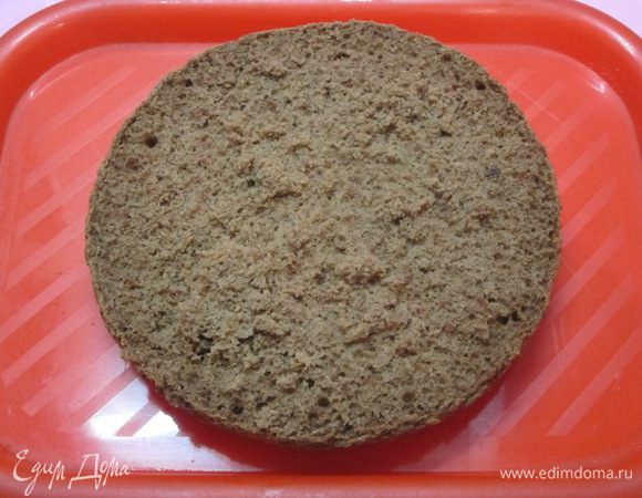 Все составляющие торта готовы, можно приступать к сборке. Бисквиты и безе лучше испечь заранее, часов за 10 до сборки. Каждый бисквит разрезать на 2 части.