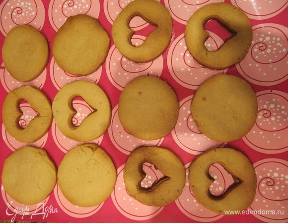 Отправьте противень с заготовками для печенья в предварительно разогретую до 180°C духовку и выпекайте около 10–15 минут. Время выпечки зависит от вашей духовки. Печенье должно слегка зарумяниться.