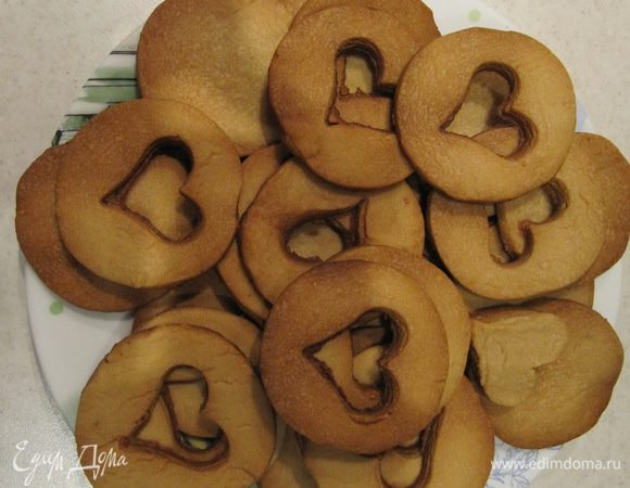 Готовое печенье остудите прямо на противне в течение 5 минут. Затем снимите с противня и дайте полностью остыть.