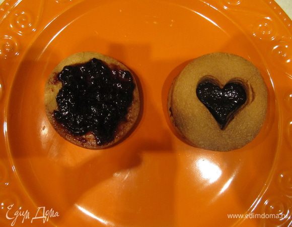 Цельные кружки покройте джемом и накройте кружком с вырезанной серединкой. Слегка прижмите. На одно печенье требуется около 1 ч. л. джема.