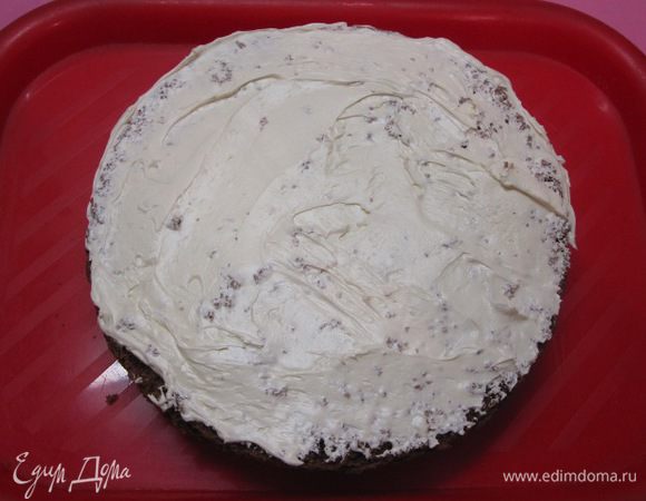 Нижний шоколадный корж промазать кремом.