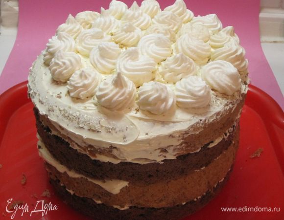 Верх торта смазать кремом, выложить часть безе.