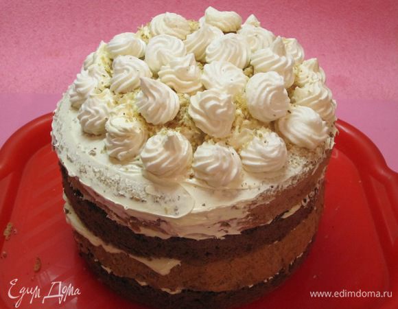 Смазать кремом, посыпать измельченными орехами (из оставшихся 100 грамм), выложить безе. И так продолжать укладывать безе с кремом, посыпая орехами.