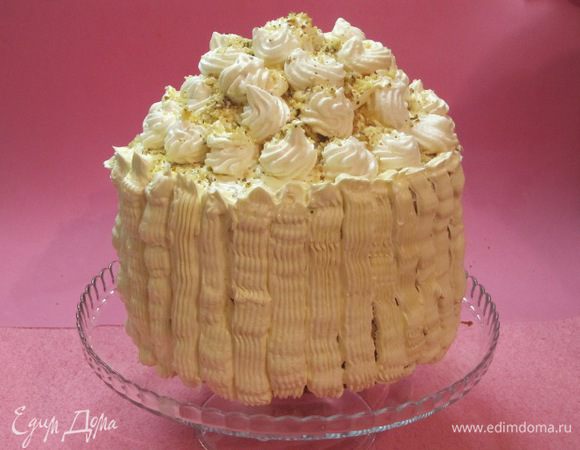 Украсить бока торта кремом. Вот такой получился белоснежный торт!