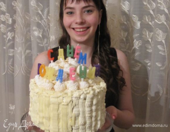 Это торт с именинницей, ой, наоборот, именинница с тортом.