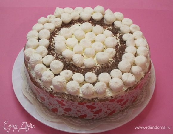 Это один из двух тортов, которые я приготовила Кристинке в институт. Маленькие безе купила в магазине. Все 3 торта выдержаны в одном стиле.