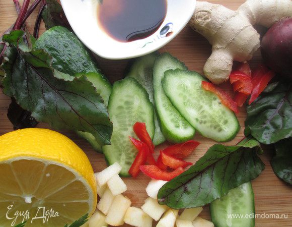 Приготовим все ингредиенты: сельдь нарезаем тонкими ломтиками, посыпаем сахаром и поливаем уксусом. Яблоко очищаем от кожуры и вместе с огурцом режем кубиками, добавляем кинзу, нарезанный полукольцами лук.
Перец чили тоже режем тонкими кусочками.
