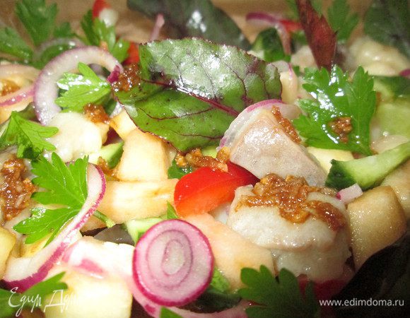 Готовим соус: смешиваем раздавленный чеснок с соком лимона, соевым соусом, тертым имбирем. Укладываем в салатник, добавляем листья свеклы (можно заменить листьями любого салата) и тщательно все перемешиваем. Севиче можно подавать к праздничному столу, а можно сначала использовать к аперитиву, как легкую закуску.

Приятных вам праздников!

