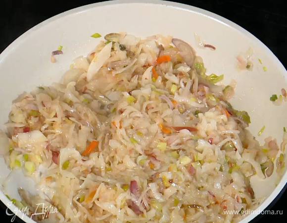 Квашеную капусту порезать, добавить к луку с яблоком, перемешать и обжарить до золотистого цвета.