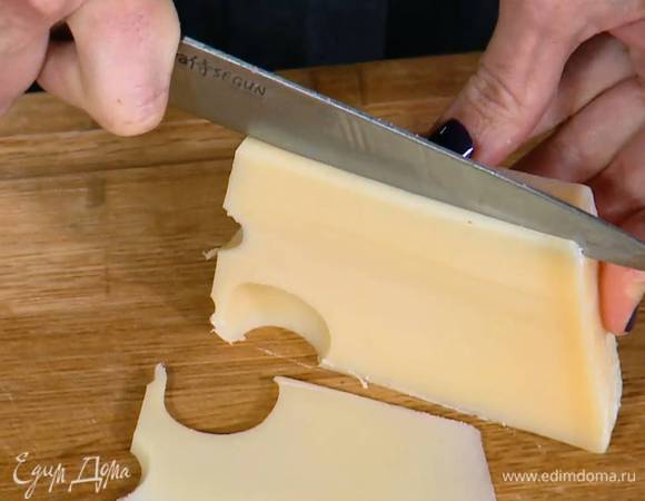 Ветчину и сыр нарезать тонкими ломтиками.