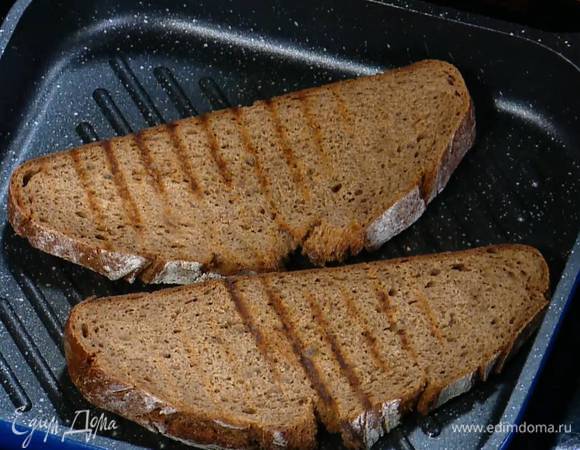 Разогреть сковороду-гриль и обжаривать хлеб с двух сторон до появления золотистых полосок.