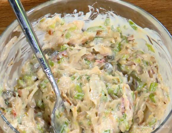 Обжаренную капусту перемешать с заправкой.