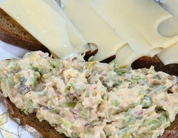 Хлеб смазать сливочным маслом, выложить на один кусок капусту, ветчину и соленый огурец, на другой кусок сыр и соединить все в один бутерброд.