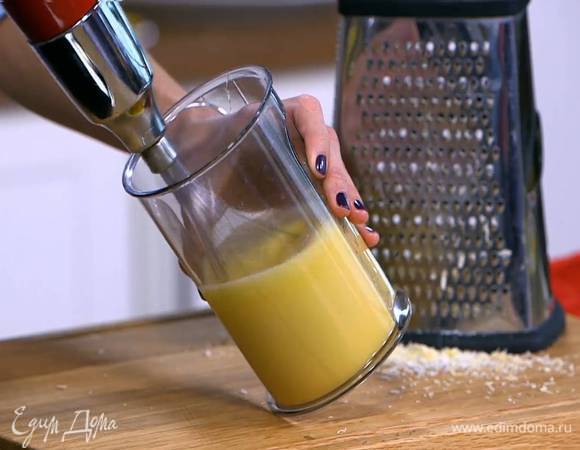 Яйца взбить блендером с насадкой-венчиком в пышную массу.