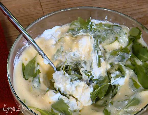 Рикотту размять, добавить взбитые яйца, руколу, половину натертого сыра, все посолить, поперчить и перемешать.