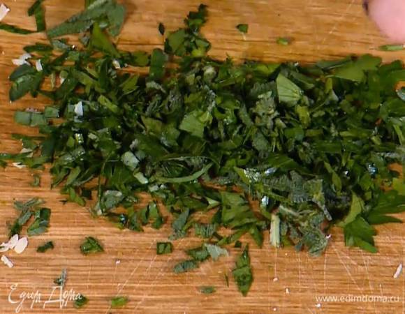 Петрушку и 2–3 листа шалфея очень мелко порубить.