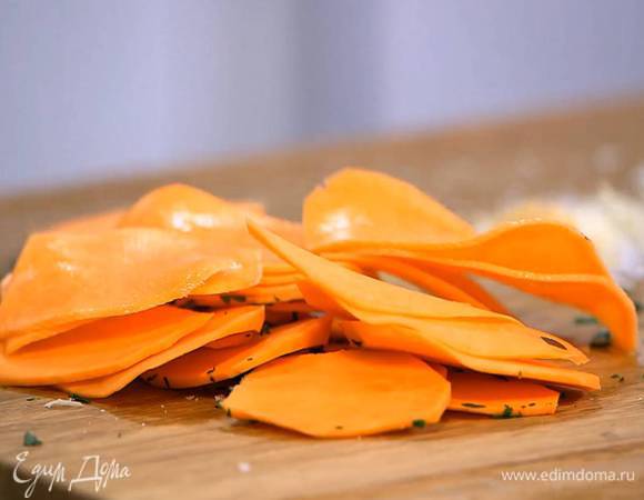Батат почистить и нарезать ломтиками толщиной 1–2 мм.