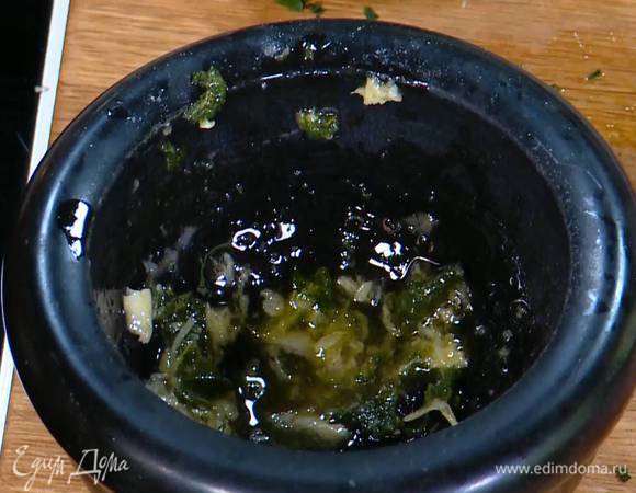 Приготовить пряную смесь: чеснок почистить, выложить в ступку, добавить 2–3 измельченных руками листика шалфея, влить оставшееся оливковое масло, посолить и все растереть.